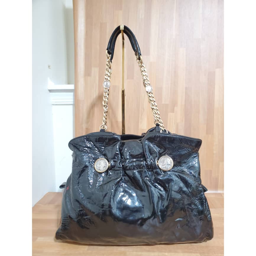 This authentic GUCCI Vintage Micro GG Canvas Shoulder/Crossbody Bag Beige is in it's pre-owned condition. The exterior coated canvas is clean. Interior is clean. The base edges shows rubbing wear. Measurements: Length: 9.25" Width: 3" Height: 7" Shoulder strap drop: 20-22" - Image 2