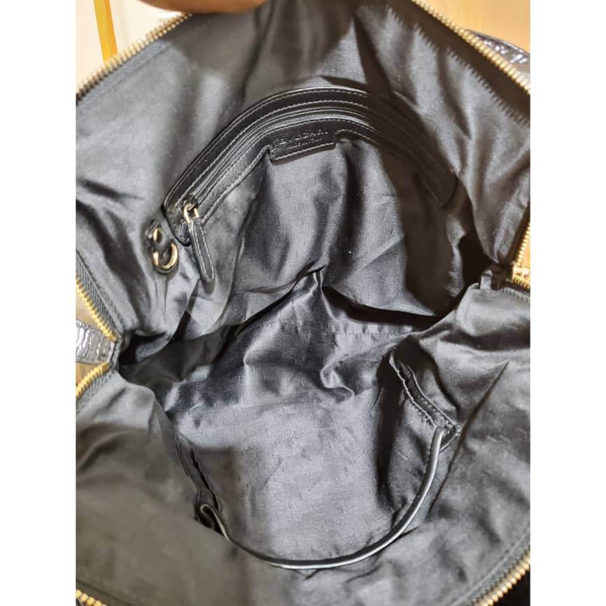 This authentic GUCCI Vintage Micro GG Canvas Shoulder/Crossbody Bag Beige is in it's pre-owned condition. The exterior coated canvas is clean. Interior is clean. The base edges shows rubbing wear. Measurements: Length: 9.25" Width: 3" Height: 7" Shoulder strap drop: 20-22" - Image 14